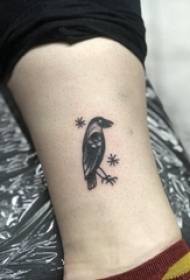 Bîra mêrikê tattooê heywanê li ser wêneya Tattoo ya piçûk a reş