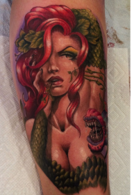 Immagine femminile sexy del tatuaggio di stile dell'illustrazione di colore della gamba