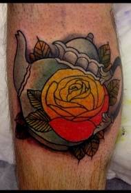 tetera de estilo antiguo con patas y tatuaje de flores