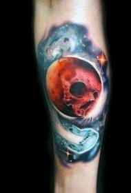 Hanka koloreko garezurra eta planetaren tatuaje eredua