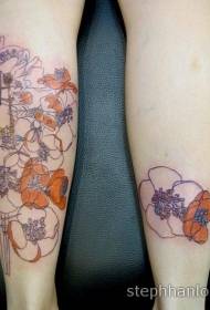 Las piernas femeninas colorearon varios patrones de tatuajes florales