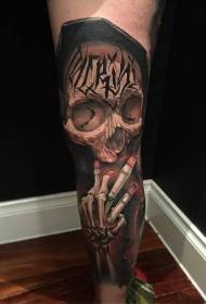 Patrón de tatuaxe de cráneo realista de cor da perna