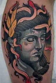 Immagine del tatuaggio della statua della medusa antica di colore della gamba