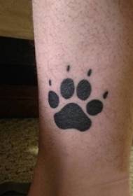 berniukų blauzdos ant juodo kontūro kūrybingos žaismingos mielos šunų letenėlių tatuiruotės nuotraukos