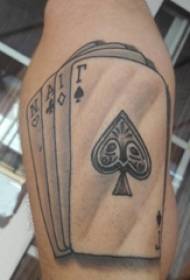 Europeiska och amerikanska pokertatueringspojkar kalvar på tatueringsbilder på svarta spelkort