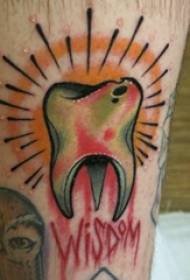tanden patroan tatoet manlike skonk op kleurde tosken tatoet ôfbylding