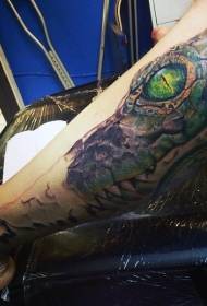 Realistyczny wzór tatuażu krokodylowego w kolorze nóg