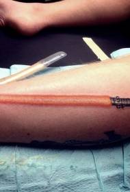 Einfaches farbiges Sith Lichtschwert Tattoo an den Beinen
