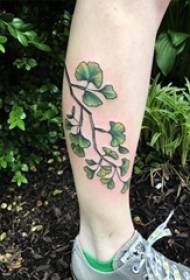 djevojčica tele slikano na slici ginkgo leaf tattoo