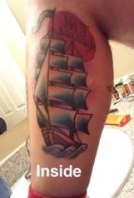 teļa simetrisks tetovējums vīrieša kāts uz krāsaina burāšanas tetovējuma attēla