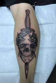 guya nga simetriko nga tattoo nga lalaki nga gipakpakan sa sundang ug skull nga mga litrato sa tattoo