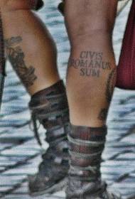 Pormula sa tattoo nga itom nga latin nga alpabeto sa mga bitiis