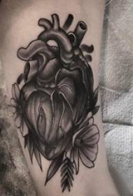 polpaccio simmetrico tatuaggio ragazza vitello su fiore e cuore tatuaggio immagine
