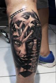 Nogi brązowy portret kobiety tatuaż wzór