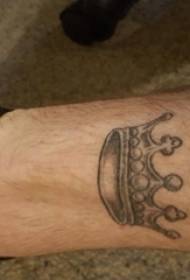 seuns kalf op swart punte Thorn eenvoudige lynkroon tatoeëring prentjie