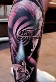 Noha úžasná žena s hypnotickým dekoratívnym tetovaním
