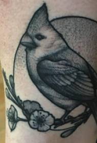 Europese kalf tattoo mannelijke schacht op bloem en vogel tattoo foto