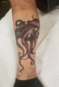 yara maza maraƙi a kan launin toka mai launin shuɗi ƙawancen layin kamfani octopus tattoo hoto