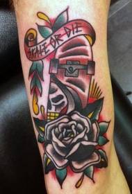 kafkë me model krahu dhe model tatuazhesh lulesh