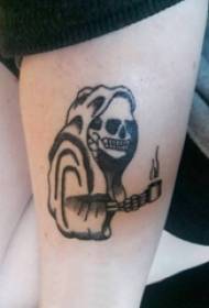 Tattoo Sting Tips Gutter kalver på tatoveringsbilder av svart hodeskalle
