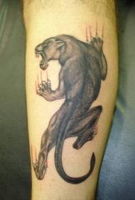 Imatge del tatuatge del lleopard de cames grises a la cama masculina