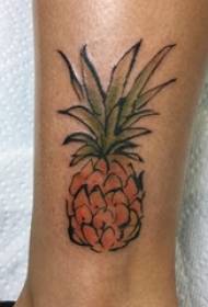 tatuiruotė akvarelė vyriškas veršelis ant spalvotų ananasų tatuiruotės paveikslėlio