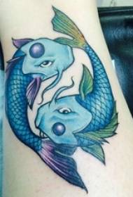 Ternera de peixe Tai Chi Yin Yang tatuaxe de peixe na cor Tai Chi Yin Yang tatuaxe de peixe