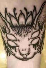 kalv symmetrisk tatuering mankalv på svart katt tatuering Bild