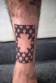 Црна оштетена ограда тетоважа шема на нозете