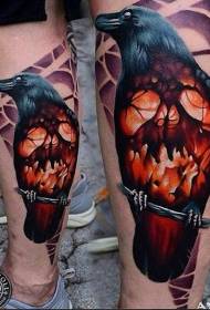 Узорак тетоваже лобање у облику вране који гори