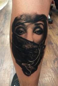 Шарени узорак тетоваже жене у стилу реализма