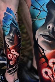 Цвет ног новый школьный стиль женщины с татуировкой цветов