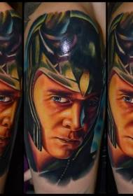 Tatuaje rochoso superheroe de superheroe de cores realista