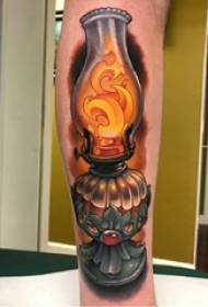 Eurooppalainen vasikan tatuointi urosvarsi värillisellä petrolilampun tatuoinnilla
