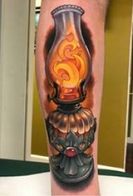 Ang tattoo sa tisa sa Europa nga lalaki gipadako sa kolor nga litrato sa kerosene lamp tattoo