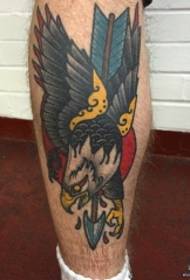 Wzór tatuażu orła na łydce w Europie i Stanach Zjednoczonych