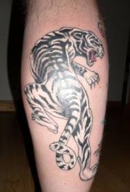 Pola tato harimau hitam putih bergaris putih