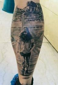 Pernas cinza homem correndo no padrão de tatuagem no deserto