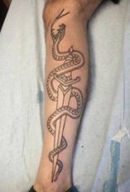 pojkar Kalv på svart ben skissar kreativ dominerande orm dolk tatuering bild