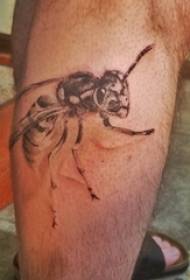 الأولاد على ربلة الساق رسمت على خط التدرج بسيط صورة حيوان النحل الوشم الصغيرة