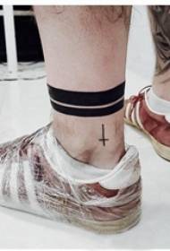hình xăm đối xứng bắp chân nam shank trên hình xăm chữ thập màu đen