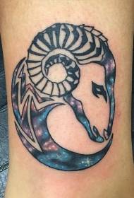 Tatuaxe de cabra orixinal en cor tribal en cor tribal