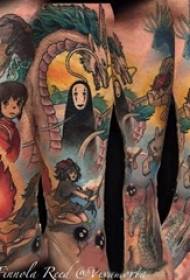 malowany tatuaż męskiej cholewki na kolorowym obrazie tatuażu postaci z kreskówki