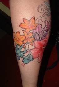 foto tatuazh me lule me ngjyra të këmbës