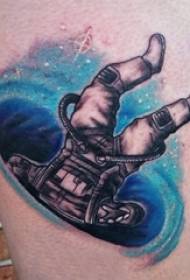 vitello da bambino dipinto con elementi stellati sfumati e immagine del tatuaggio di carattere astronauta