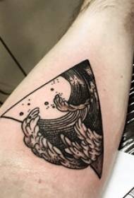 Tetovējums melni zēni teļus uz trīsstūriem un izsmidzina tetovējuma attēlus