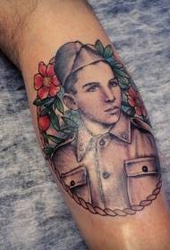 Нога цветной солдат портрет с цветочным рисунком татуировки