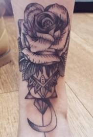 ragazza letteraria del tatuaggio del fiore sul polpaccio Immagine semplice del fiore del tatuaggio di linea