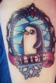 Dziewczyna z tatuażem pingwina na łydkowym obrazie tatuażu pingwina