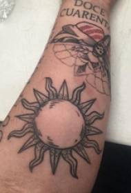 vitello di ragazzi su punture nere linee astratte geometriche sole tatuaggio foto